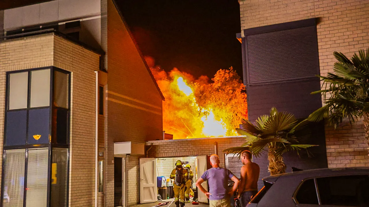 Een grote brand achter het huis aan de Korenmijt in Uden.
