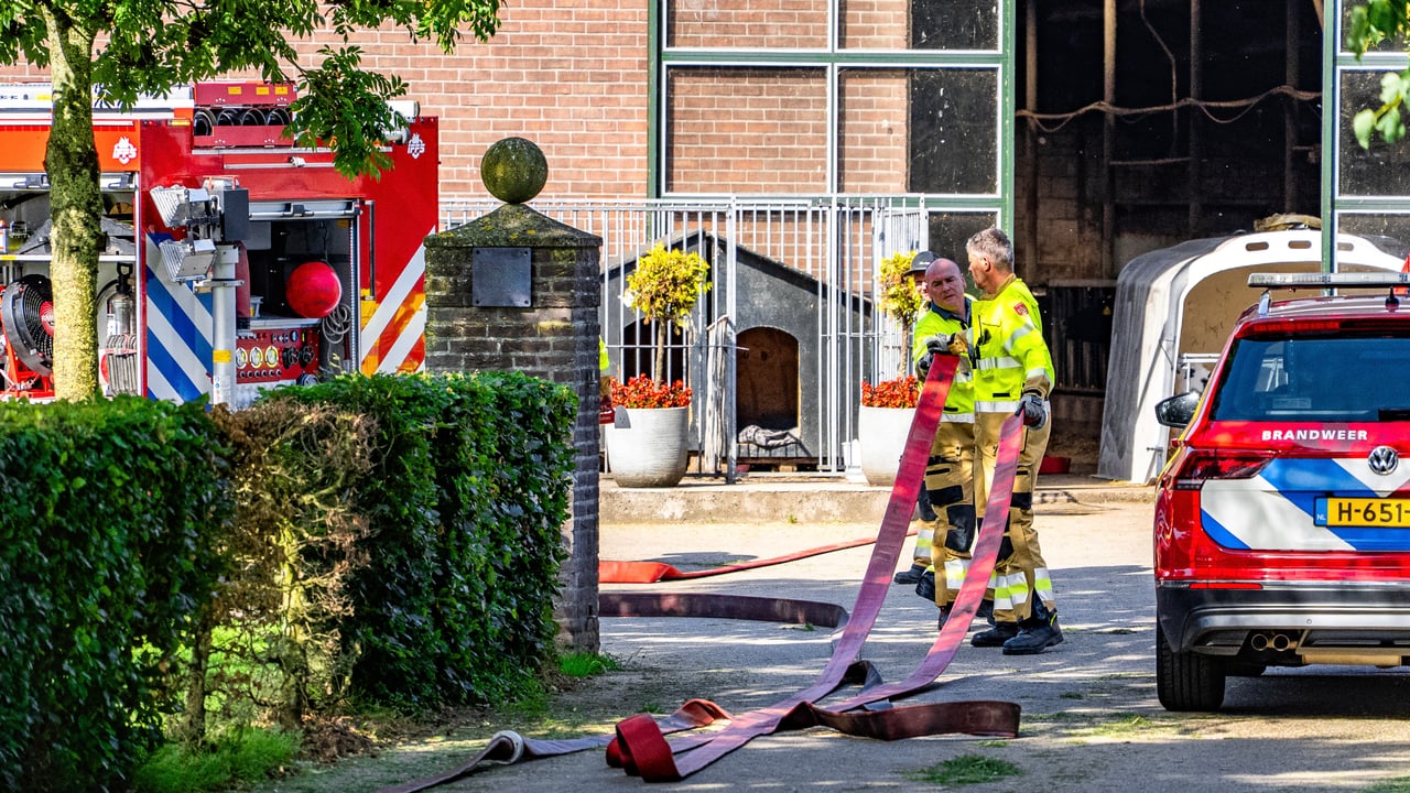 Brandweer in actie op boerderij in Oijen