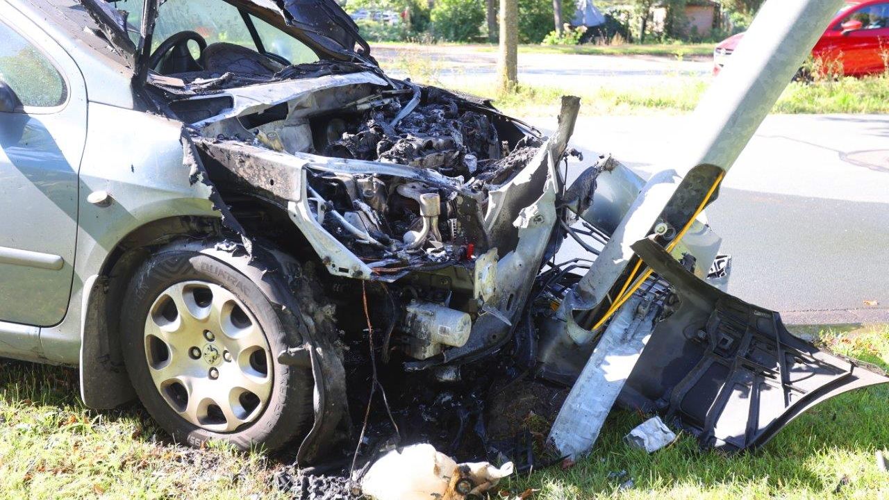 Auto vliegt in brand na knal tegen lichtmast, chauffeur test positief op drugs