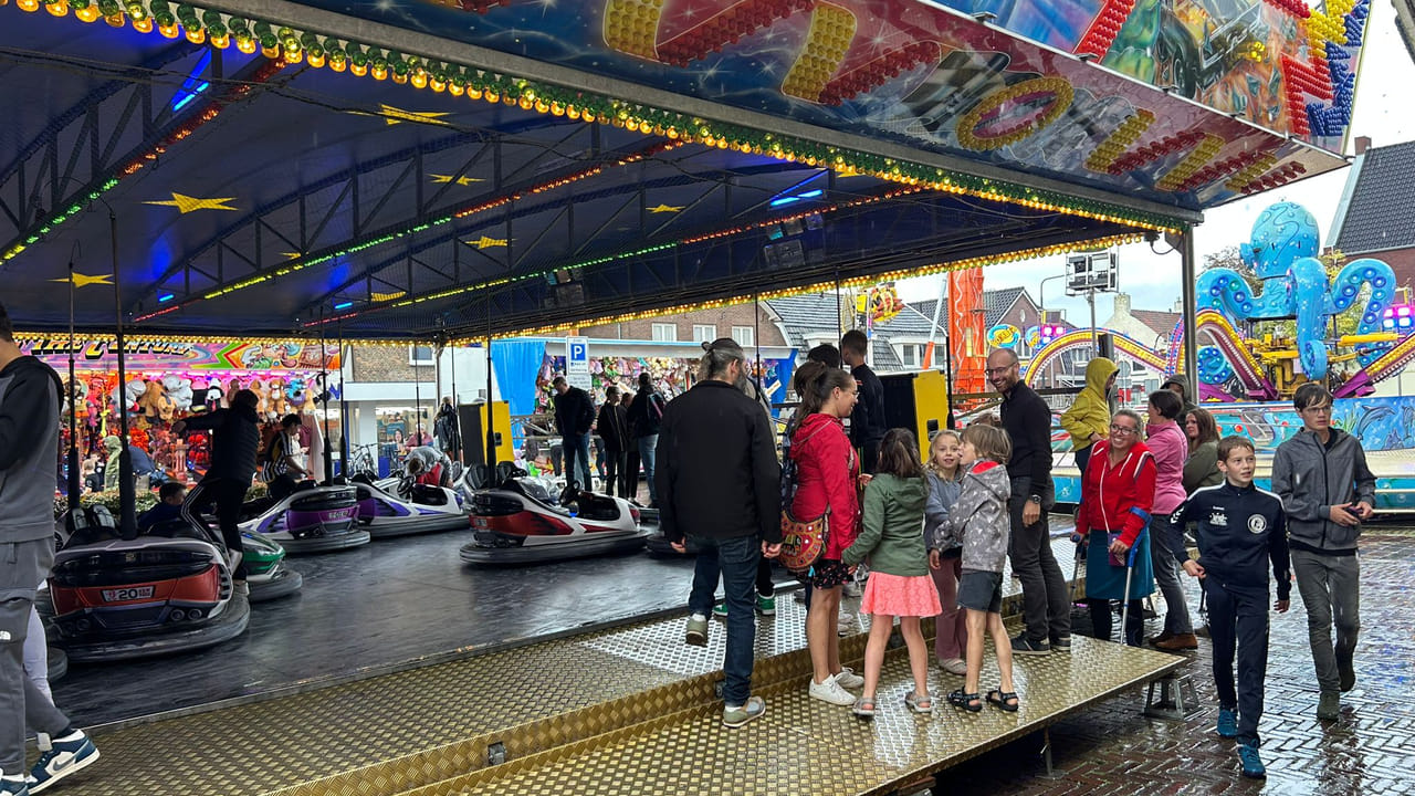 Ondanks mindere weer komen Vlijmenaren naar de kermis: 'Altijd gezellig hier'