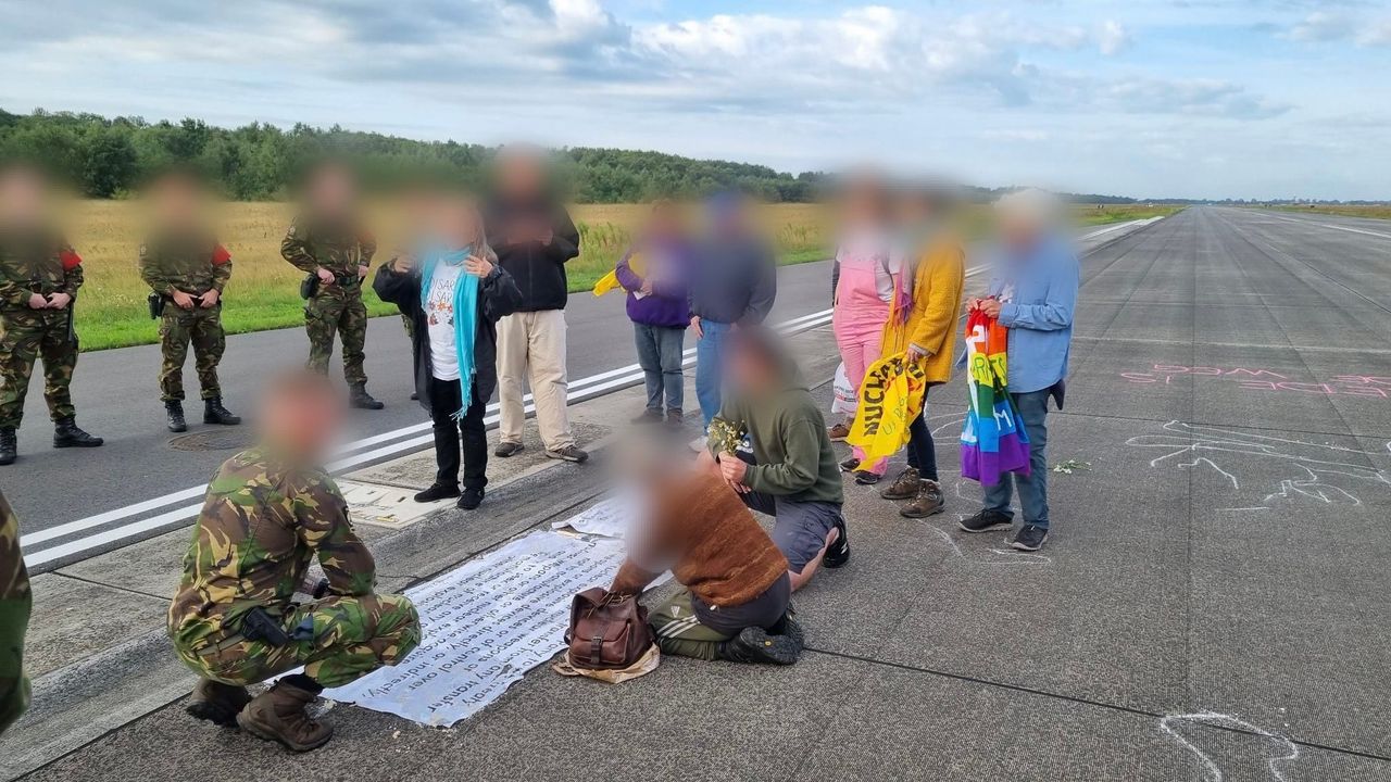 Tien betogers aangehouden op vliegbasis Volkel voor bezetten landingsbaan