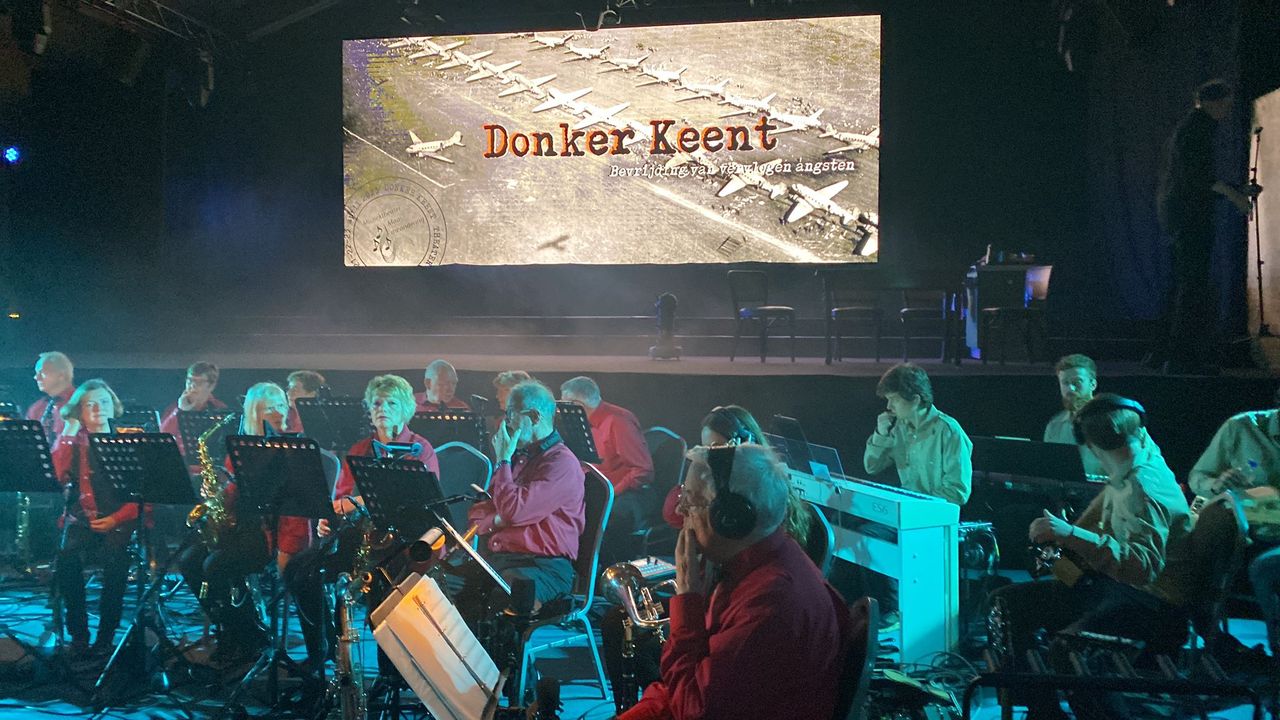 Dirigent van 'Donker Keent' krijgt Osje van Verdienste