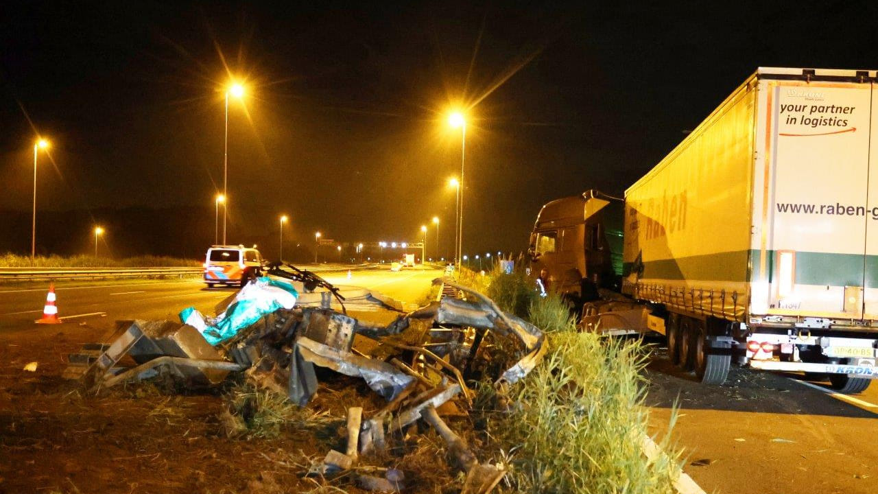 A65 tijdelijk afgesloten nadat vrachtwagen tientallen meters vangrail A2 bij knooppunt Vught ramt