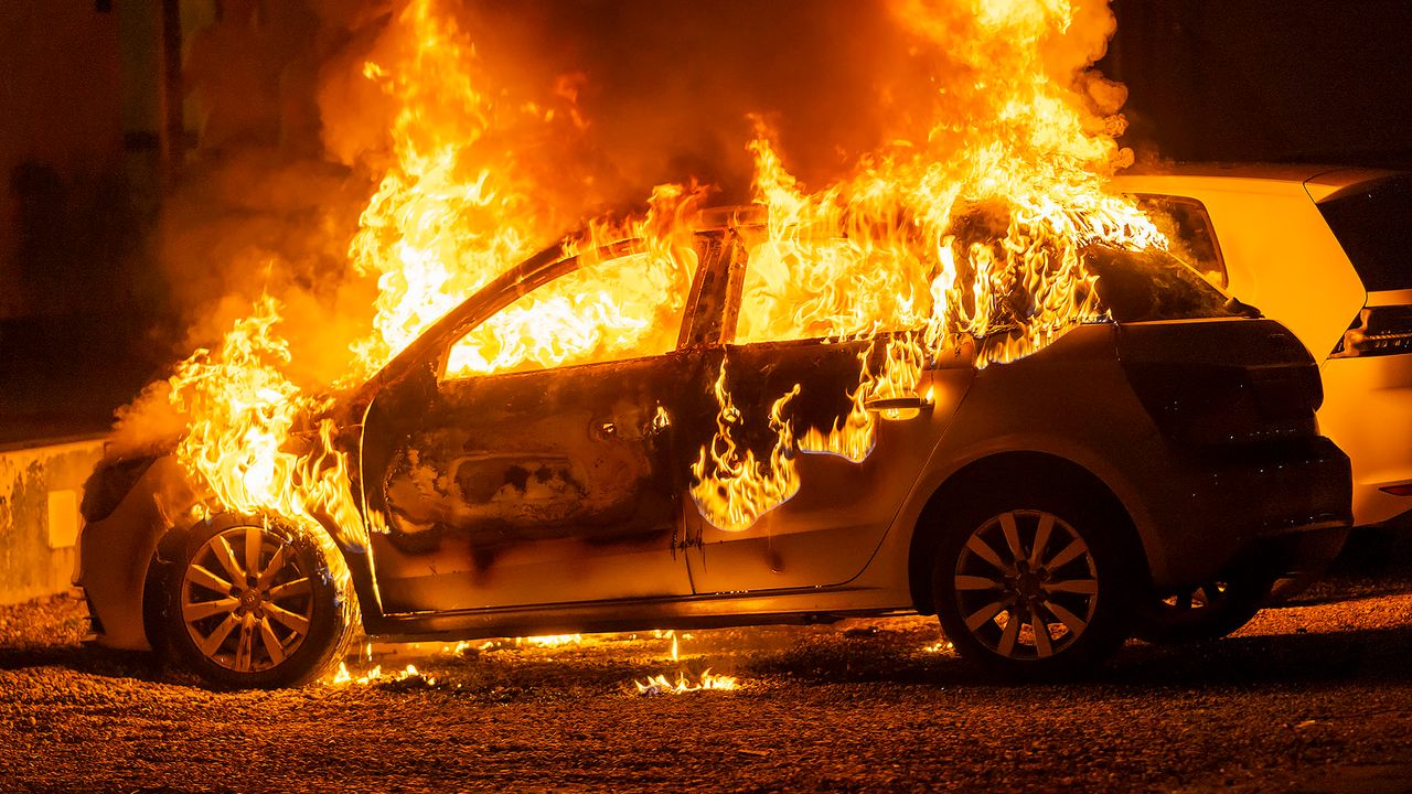 Auto brandt volledig uit op parkeerplaats aan Verdistraat in Oss