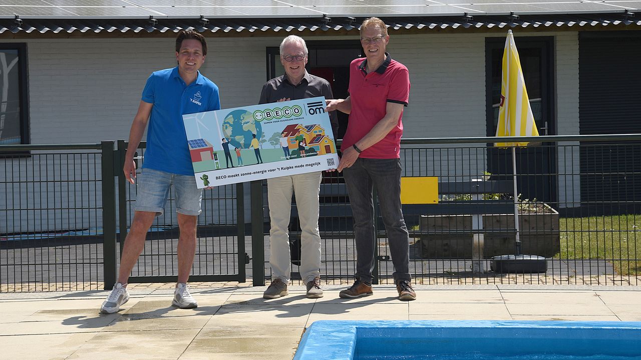 BECO ondersteunt zwembad 't Kuipke in Heesch met tien zonnepanelen
