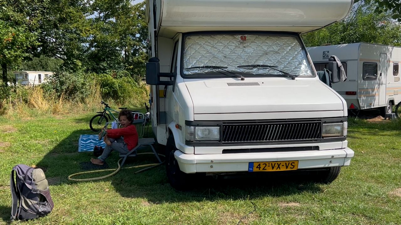 Campinggasten in Den Bosch laten ondanks de regen hun vakantie niet in het water vallen