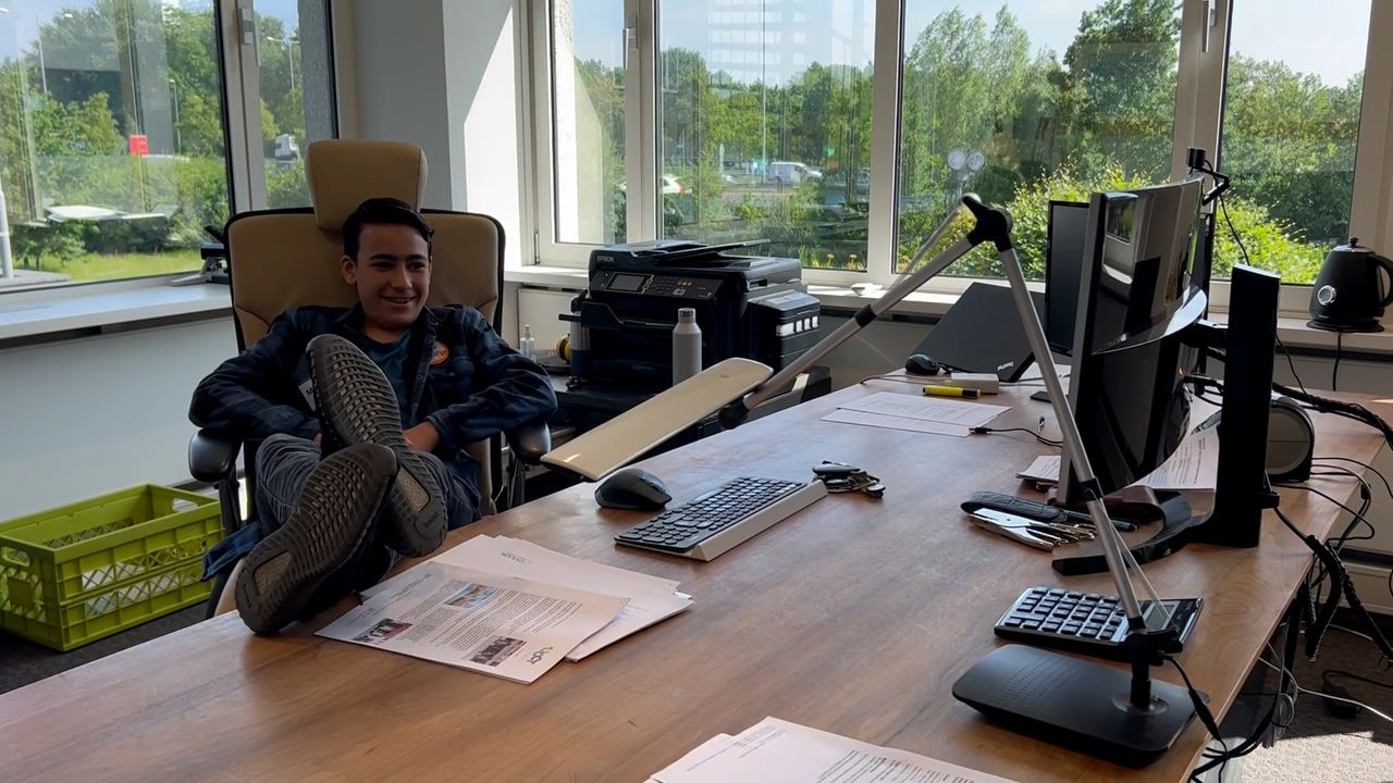 Mohamed uit groep acht is baas voor een dag bij een bedrijf in Den Bosch