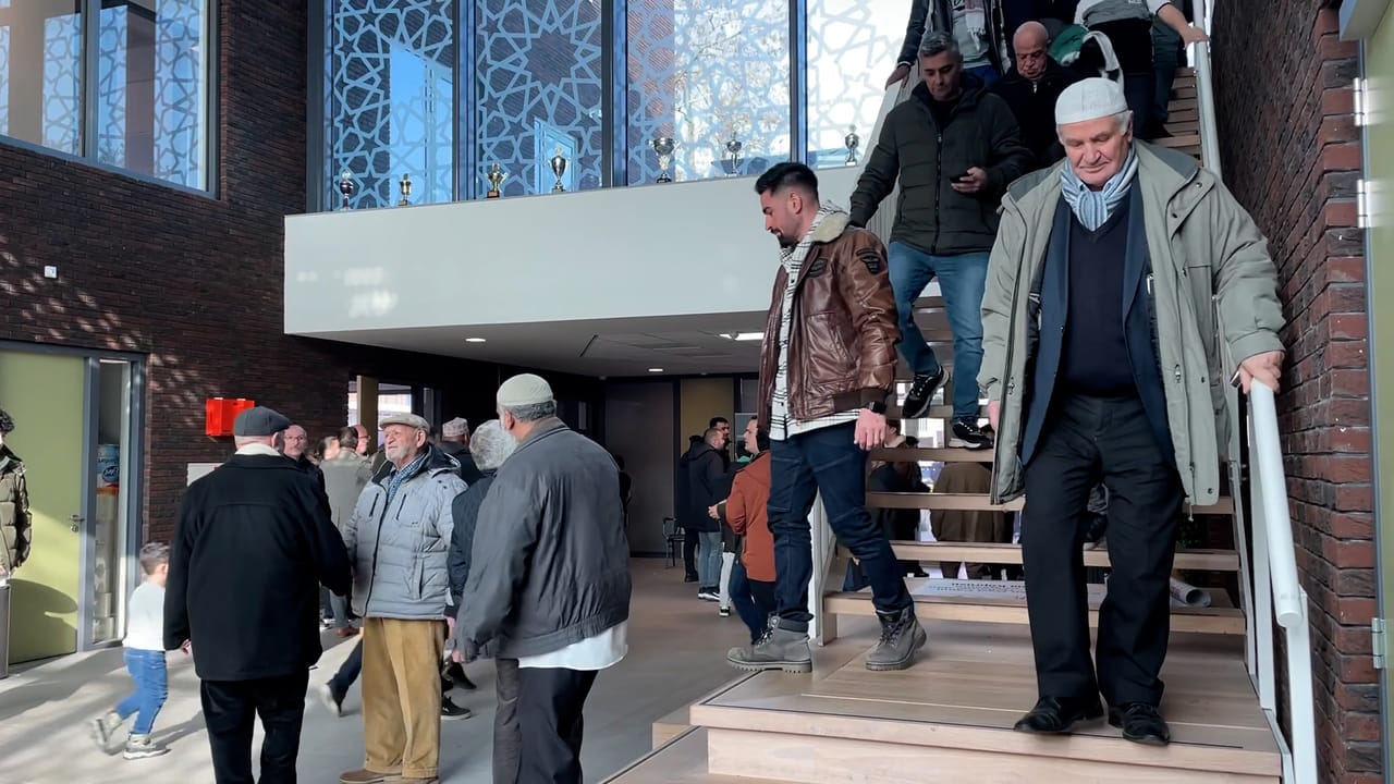 Steunbetuigingen aan Turkse gemeenschap bij Orhan Gazi moskee: “Je voelt je machteloos.”