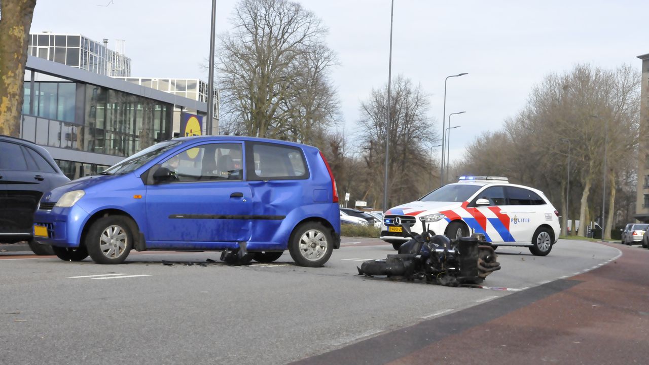 Motorrijder naar het ziekenhuis na botsing in Den Bosch