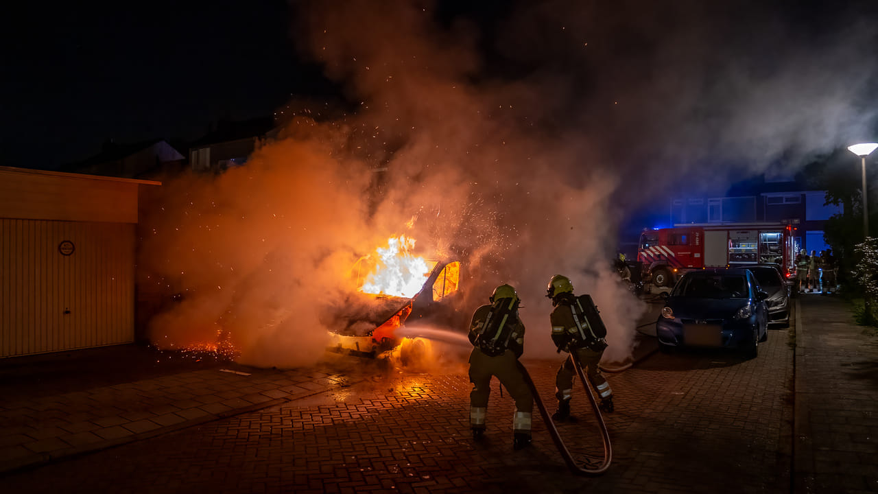 Bestelbus brandt volledig uit op Irenelaan in Vlijmen