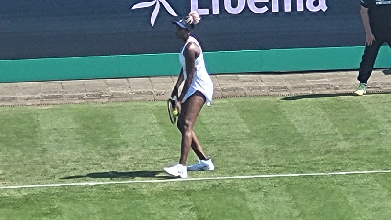 Venus Williams onder toeziend oog van zus Serena uitgeschakeld op Libéma Open