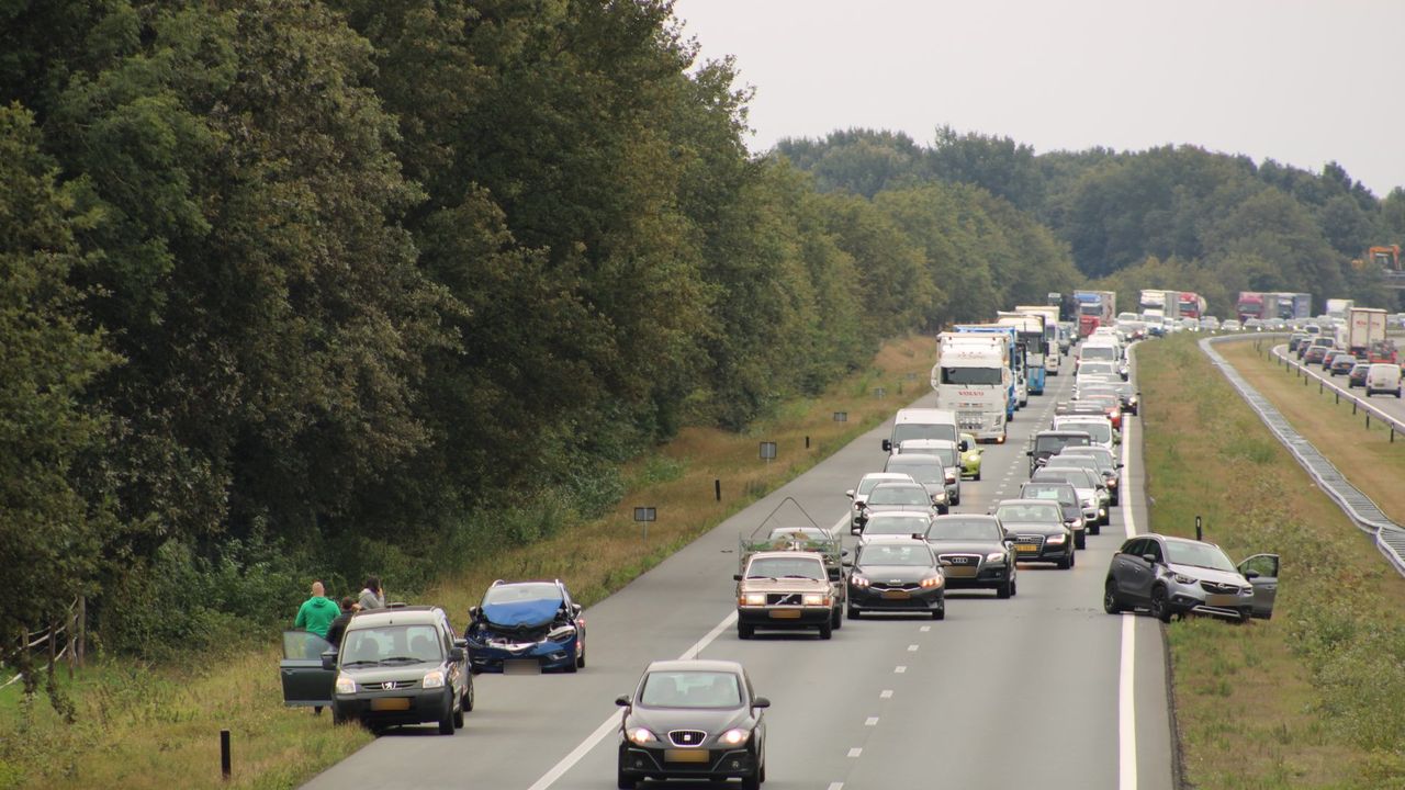 Vier auto's rijden op elkaar op A50 bij Schaijk, geen gewonden gevallen