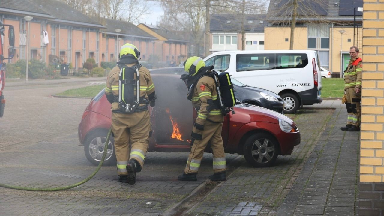 Verdachte autobrand op Eerste Donk in Den Bosch