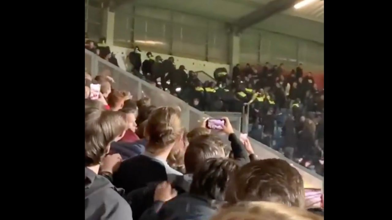 Vuurwerk en rellende supporters bij Willem II - FC Den Bosch, uitvak ontruimd door ME