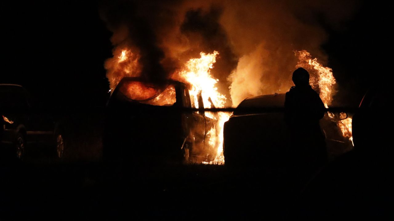Meerdere personenauto’s gaan in vlammen op in buitengebied Nistelrode