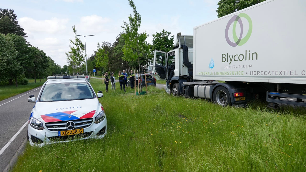 Vrachtwagen rijdt achterop auto in Oss, bestuurders komen er goed vanaf