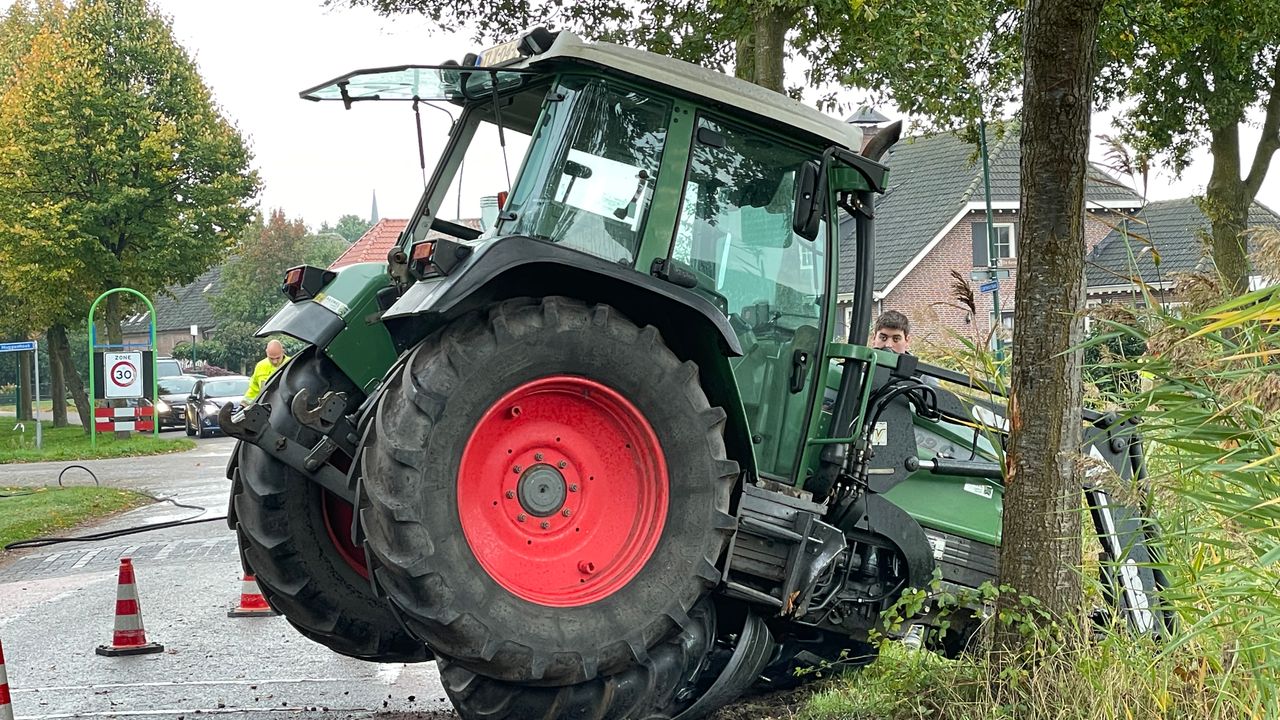 Tractor in stukken na ongeval Heeswijk-Dinther