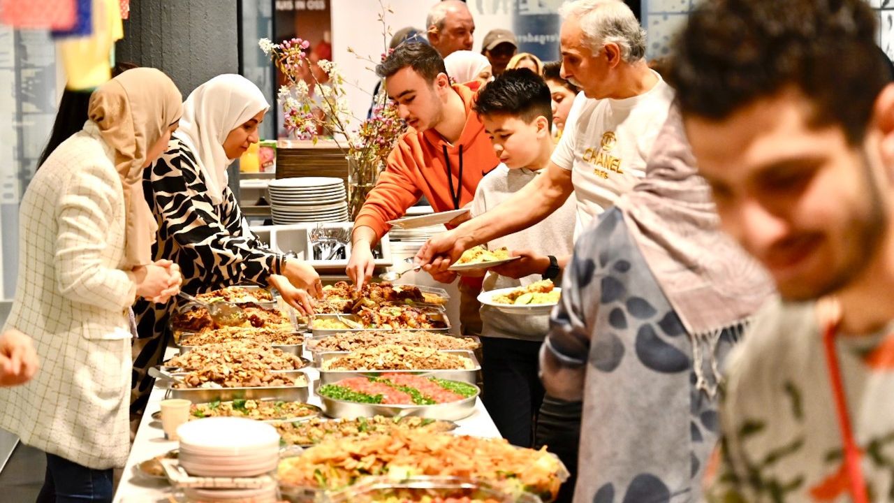 Meer dan tweehonderd Ossenaren bij drukbezochte iftar in gemeentehuis