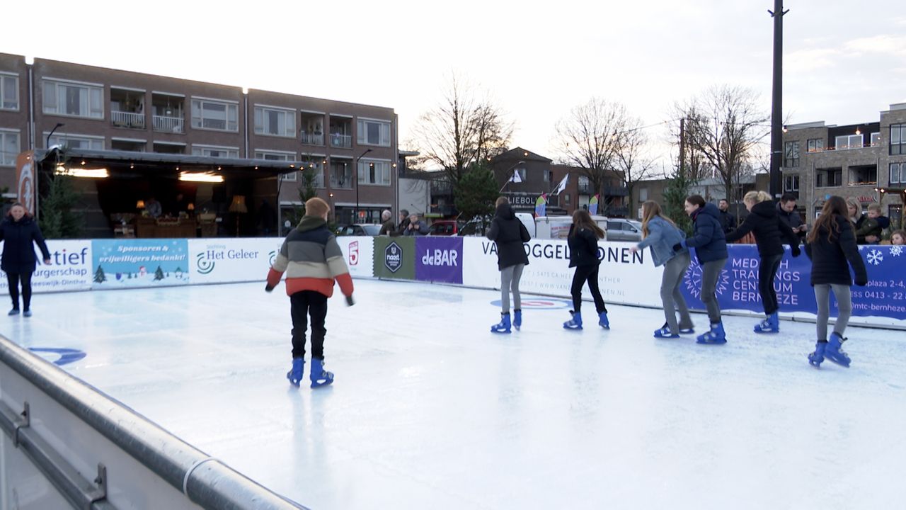 Eerste schaatsers betreden het ijs in Heeswijk-Dinther