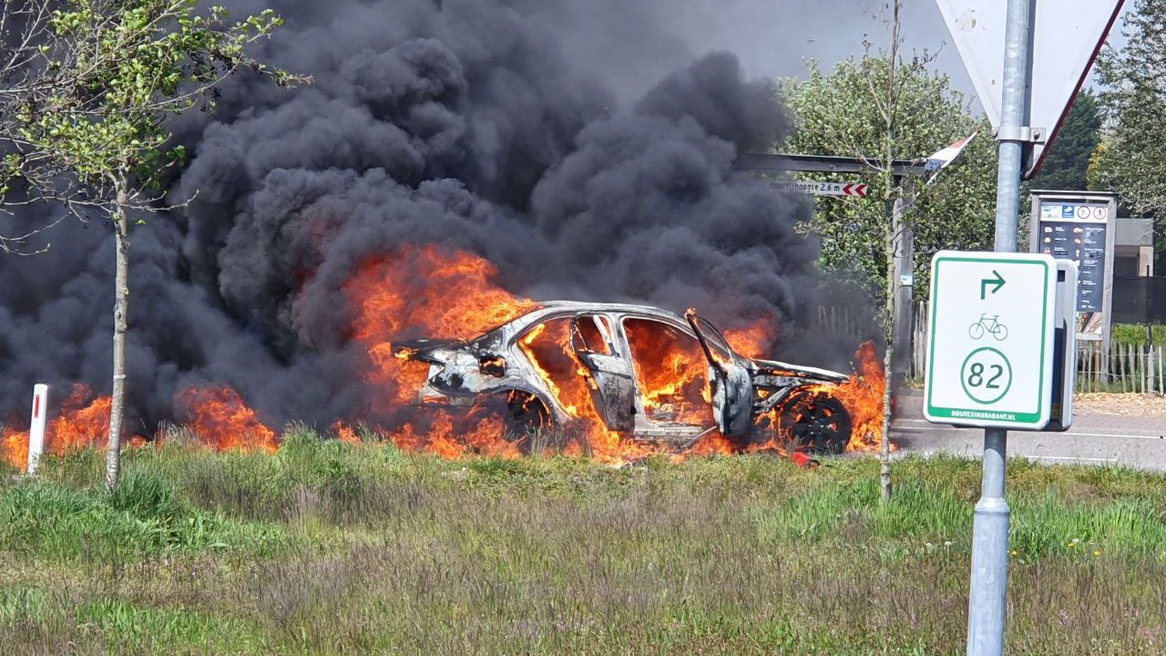 Personenauto volledig uitgebrand in Uden