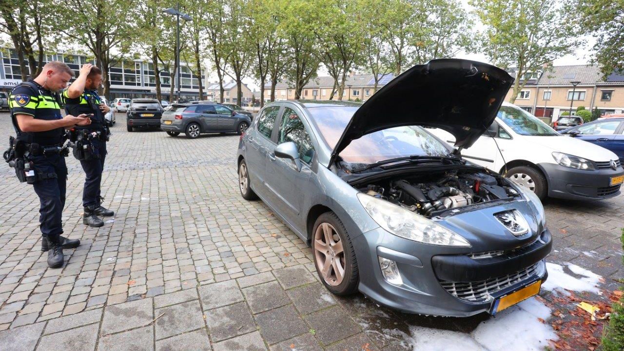 Auto vat vlam door technisch mankement in Den Bosch