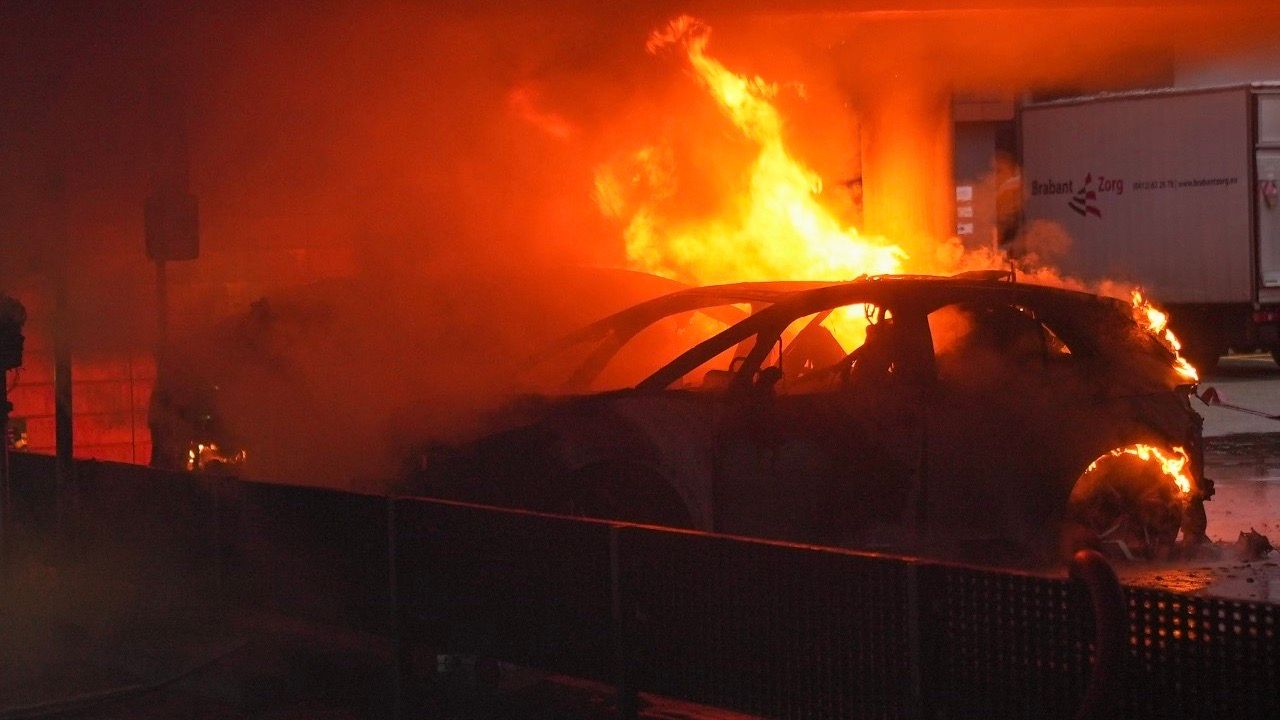 Elektrische auto’s in brand op Gasstraat in Oss