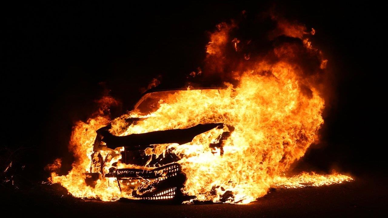 Auto gaat verloren na brand in Haarsteeg, weg raakt flink beschadigd