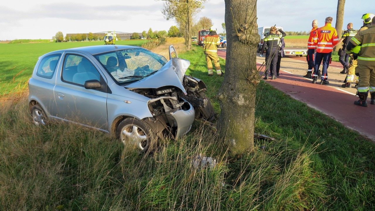 Automobilist rijdt tegen boom op Bernhardweg in Oijen