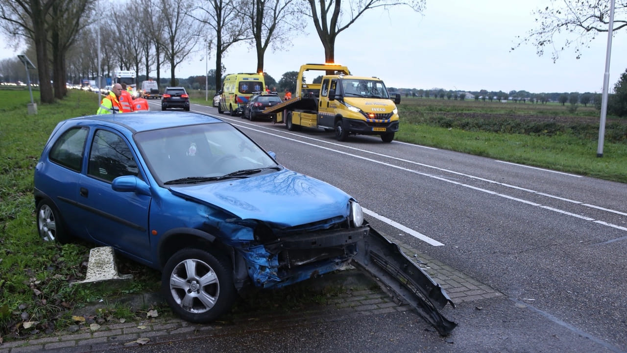 Twee auto’s op elkaar op de Dorpenweg tussen Reek en Herpen