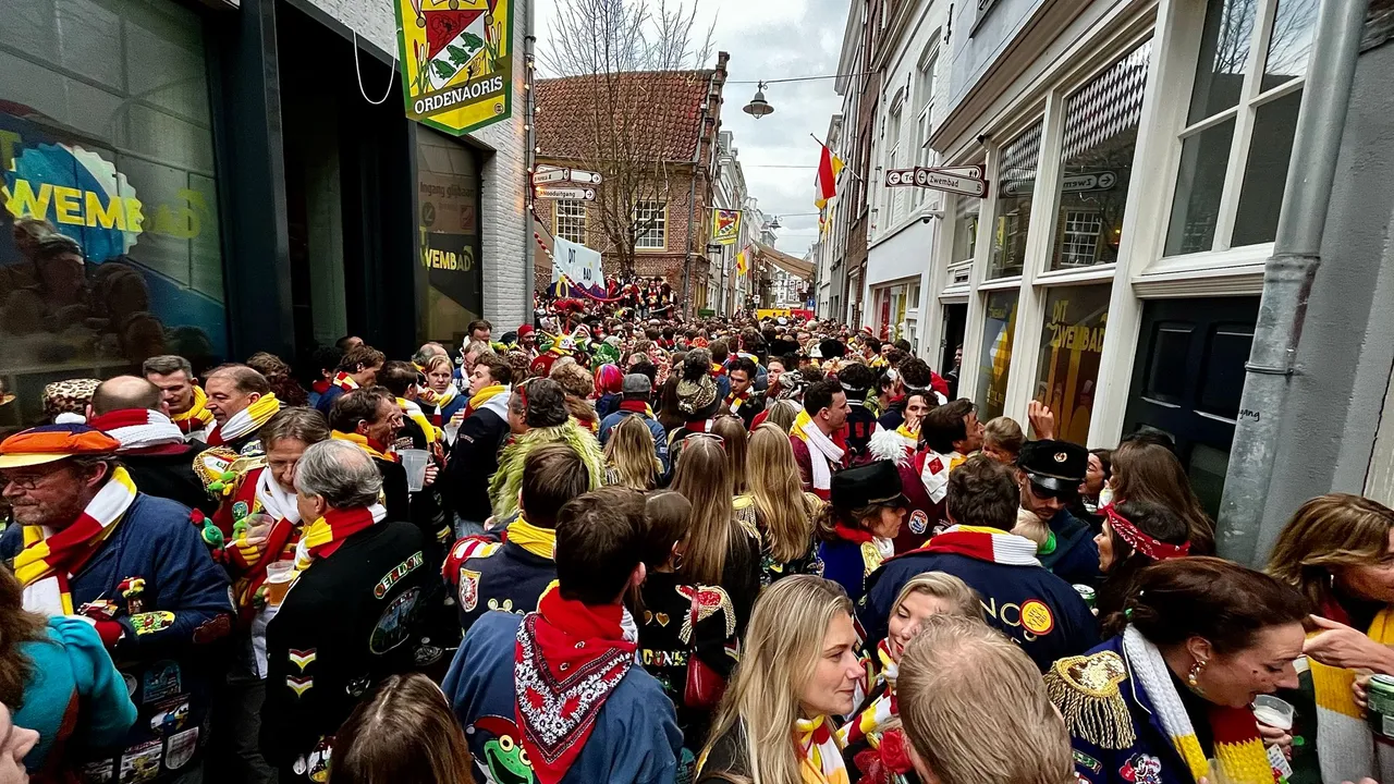 Drukte in de Snellestraat tijdens carnaval in Oeteldonk