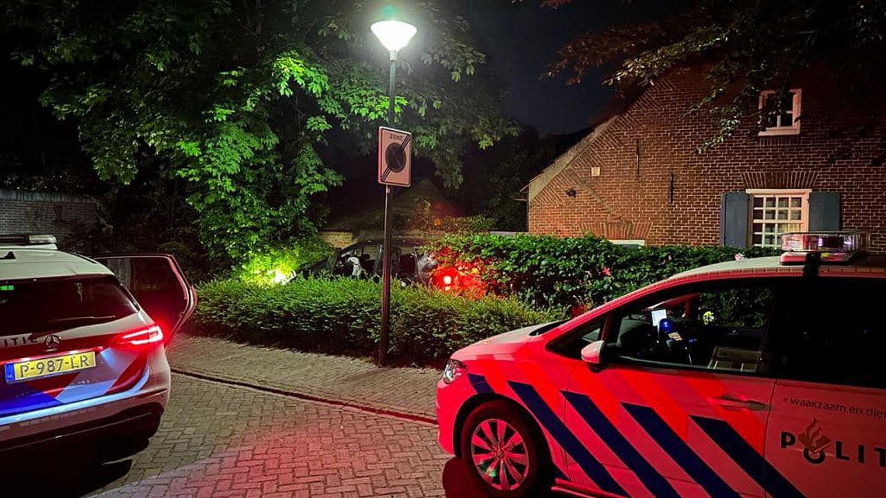 Auto crasht na achtervolging in Schaijk, bestuurder aangehouden