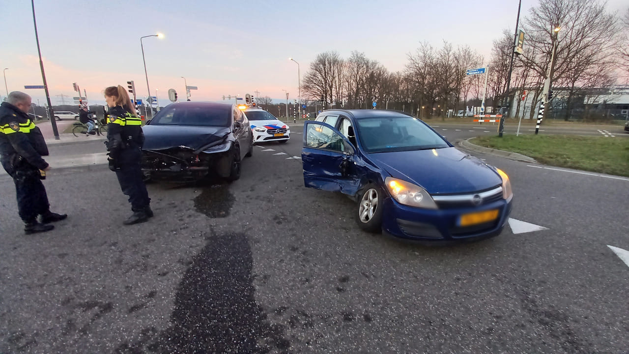 Flinke blikschade bij botsing tussen twee personenauto's in Uden