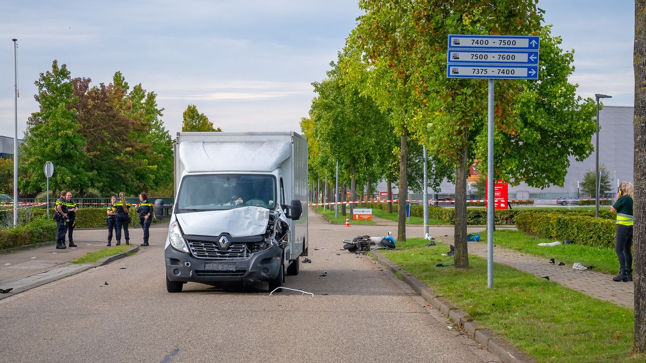 Twee zwaargewonden bij botsing tussen scooter en bakwagen in Den Bosch