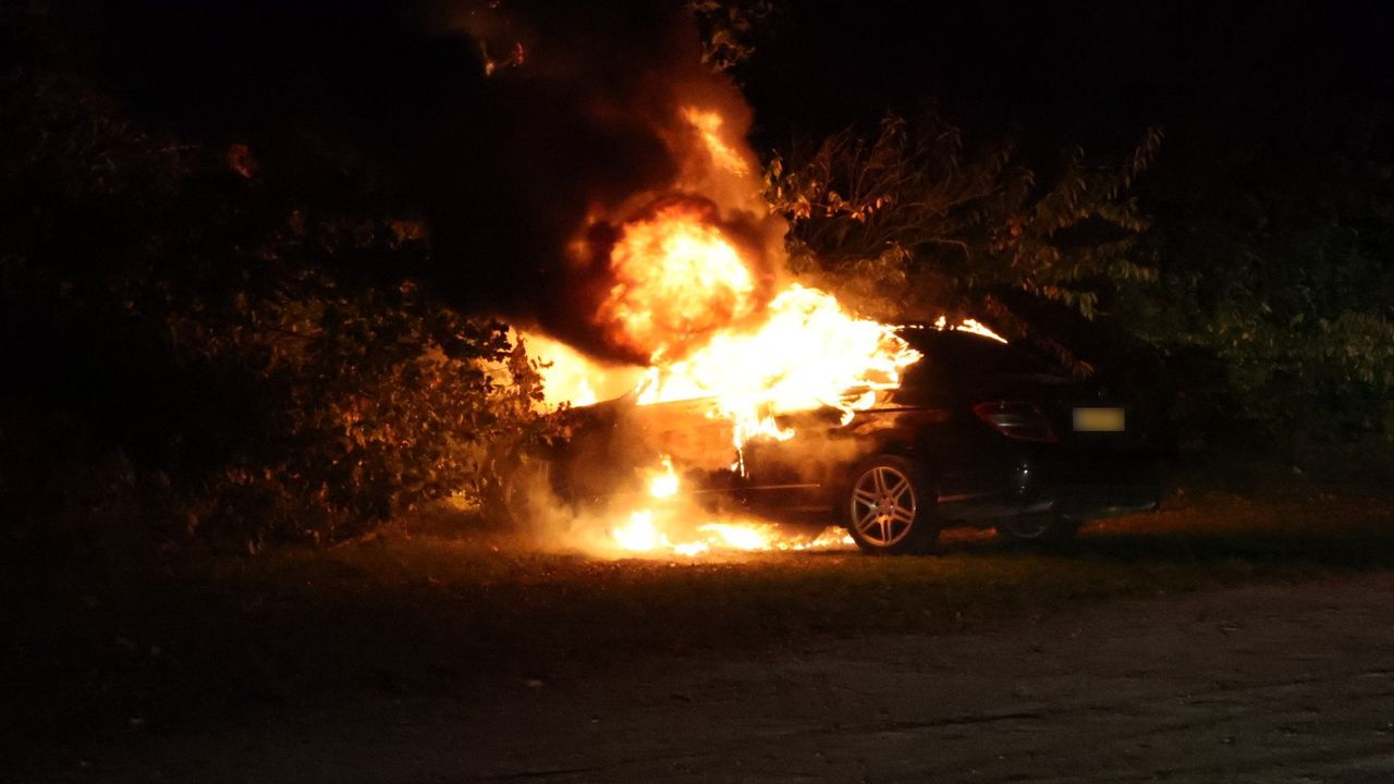 Auto brandt volledig uit aan Schansweg in Uden