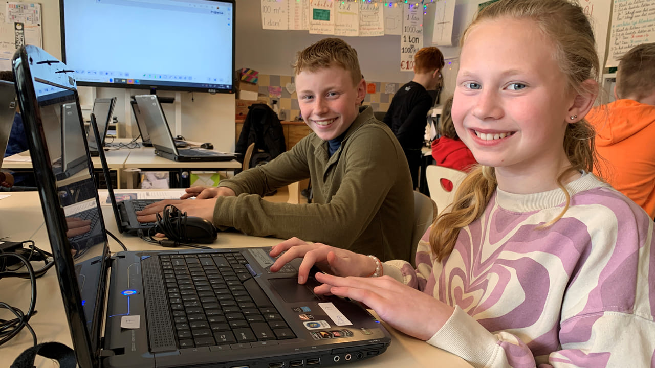 Lizzy en Tycho laten kermisattractie bewegen door te programmeren