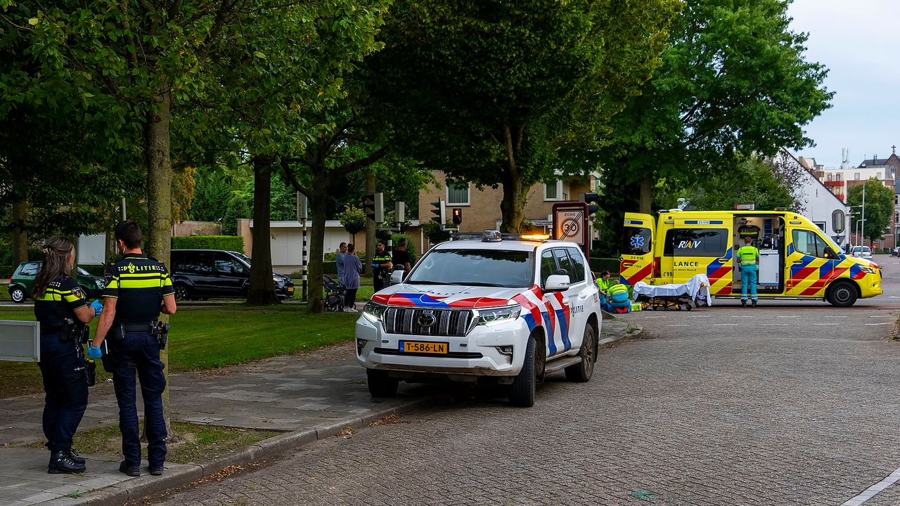 Fietsster gewond bij botsing met auto op Hertogensingel in Oss
