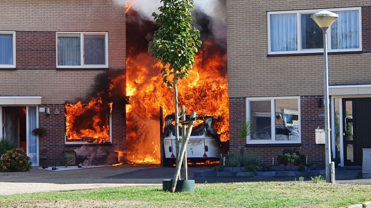Uitslaande brand in Uden in woning en carport; 'Maak ik niet vaak mee'
