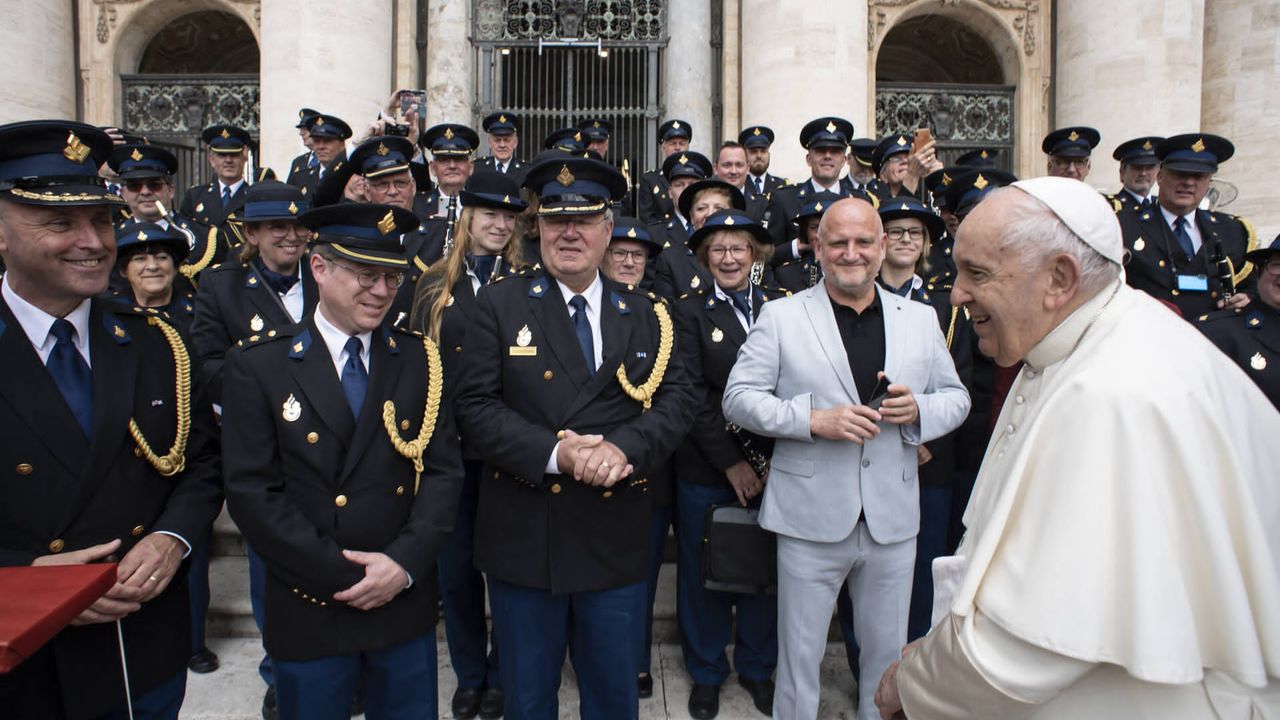 Politieharmonie op bezoek bij de paus: 'Het is een hele aardige man'