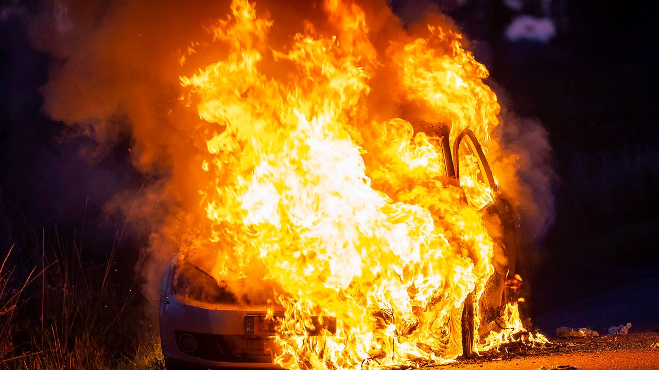 Auto in alle vroegte uitgebrand in Oss
