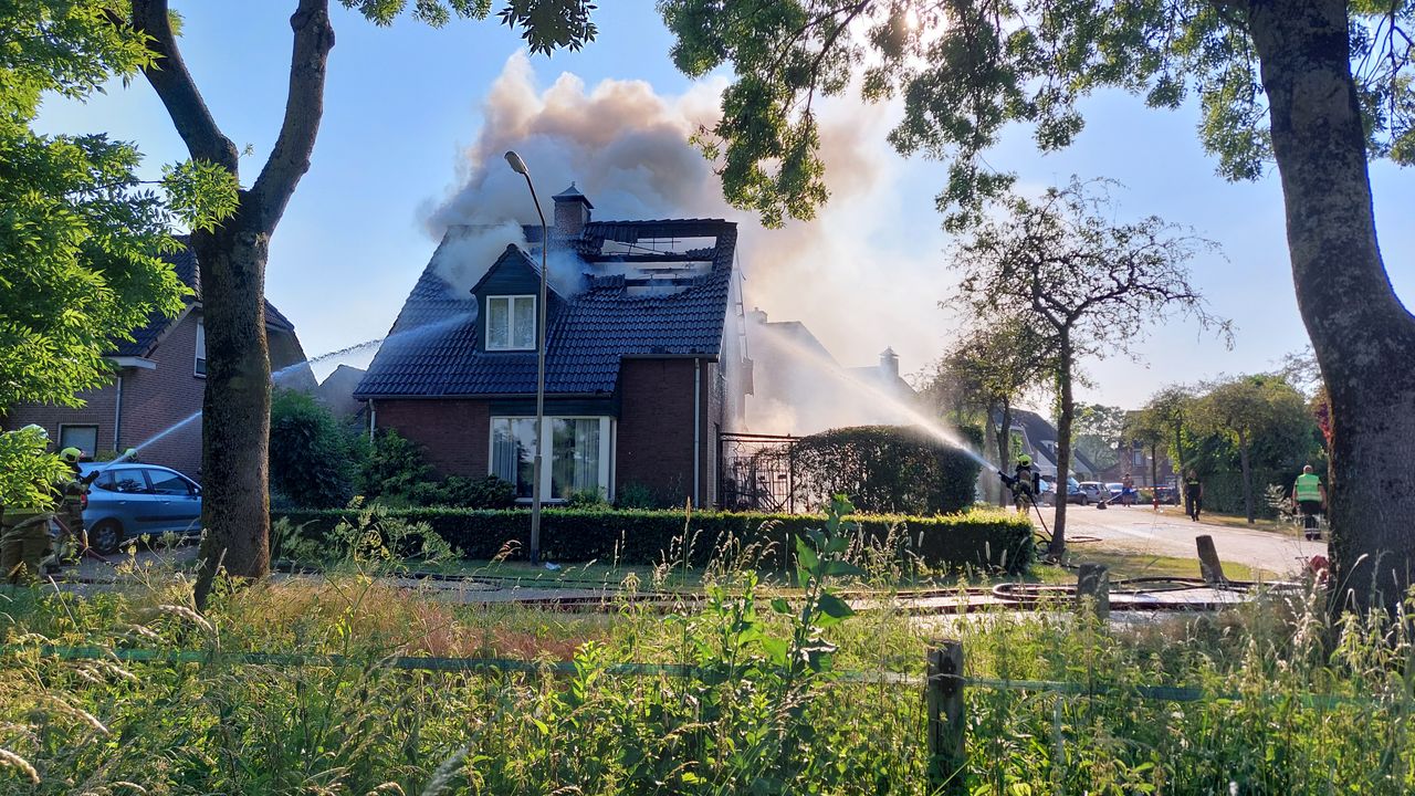 Uitslaande woningbrand verwoest woonhuis in Deursen-Dennenburg