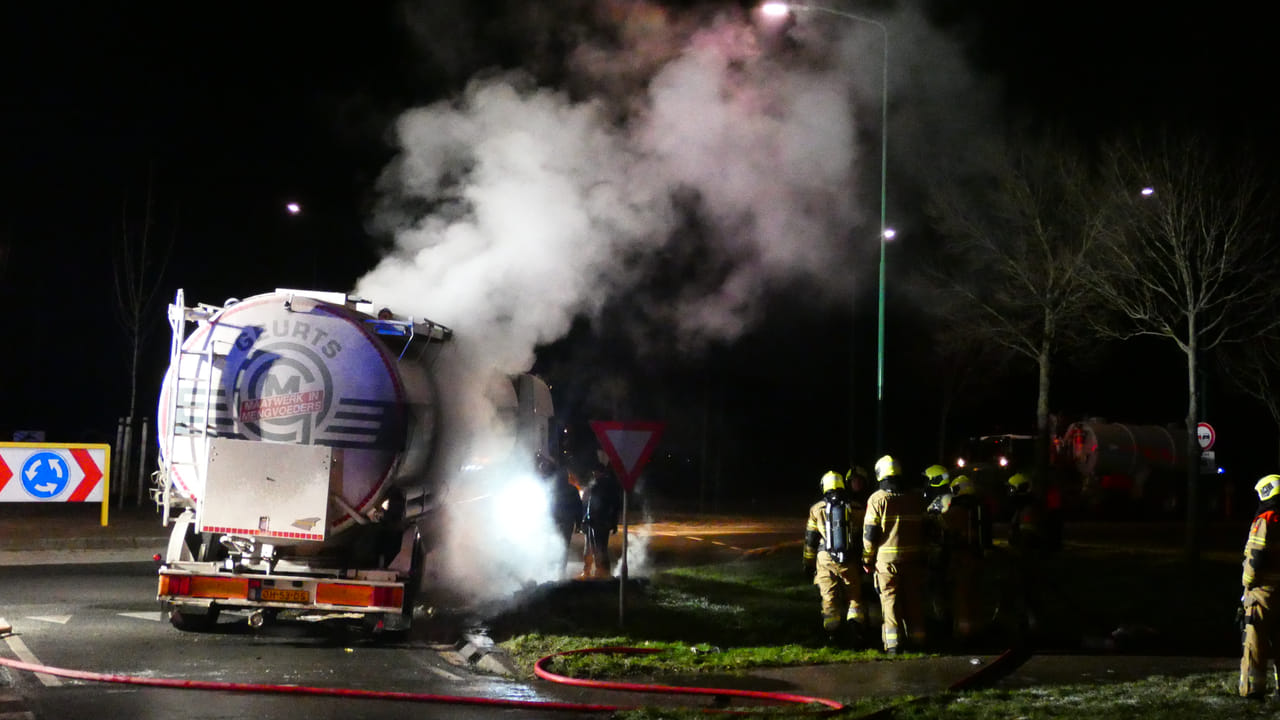 Brand in mengvoederwagen, Dorpenweg afgesloten