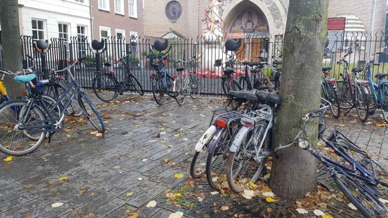 ‘Fout geparkeerde fietsen in Bossche centrum onacceptabel’