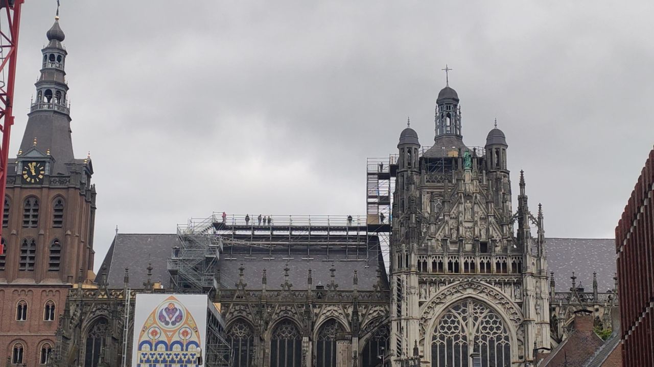 Op het dak van de Sint Jan: 'Het kan zomaar 100 jaar duren voordat het weer kan'