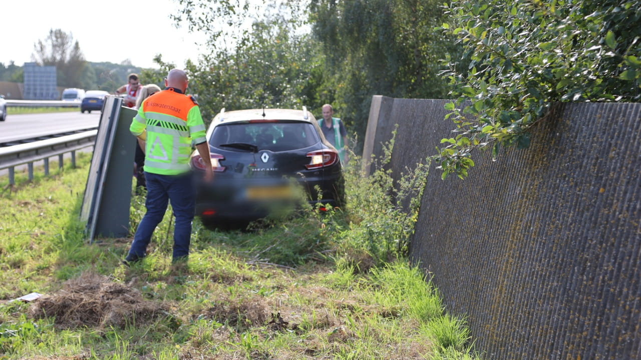 Auto raakt van de weg en eindigt in struiken A50 Mariaheide
