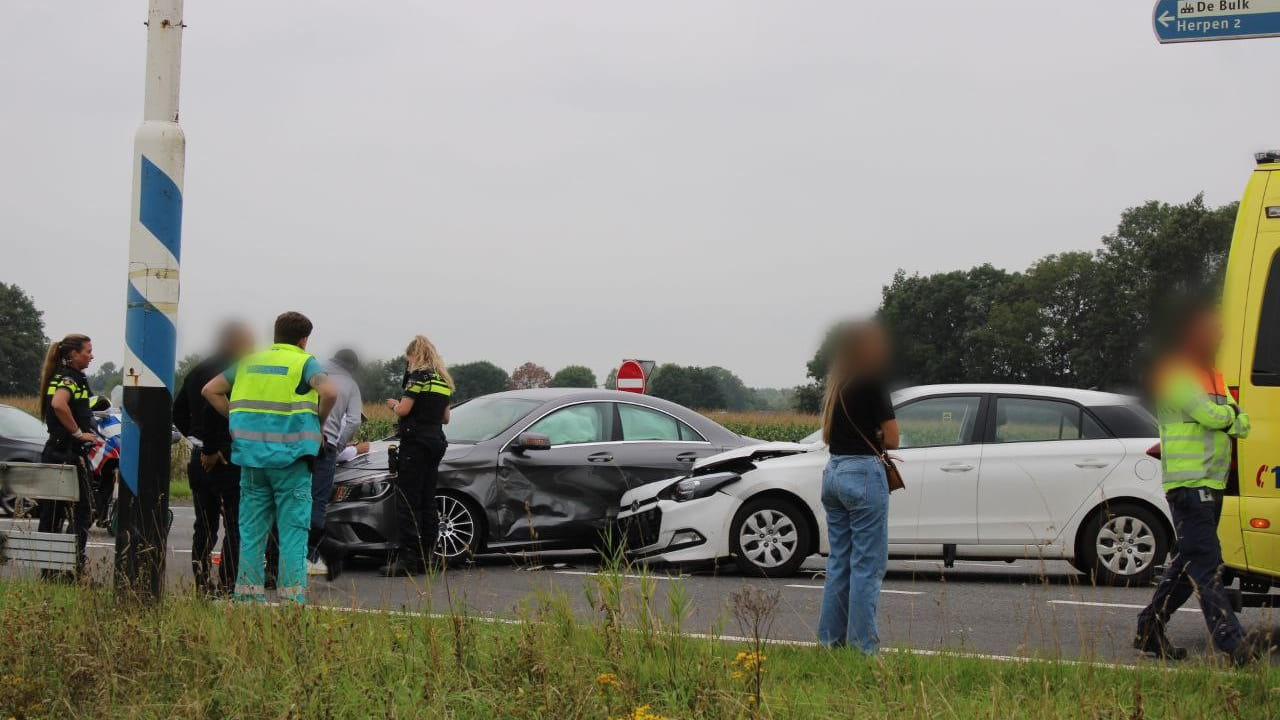 Auto’s botsen op elkaar bij afrit A50 Ravenstein
