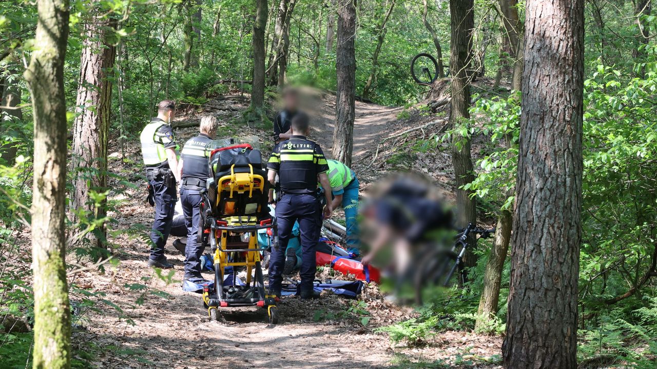 Mountainbiker met spoed naar ziekenhuis na val bij Koolwijk