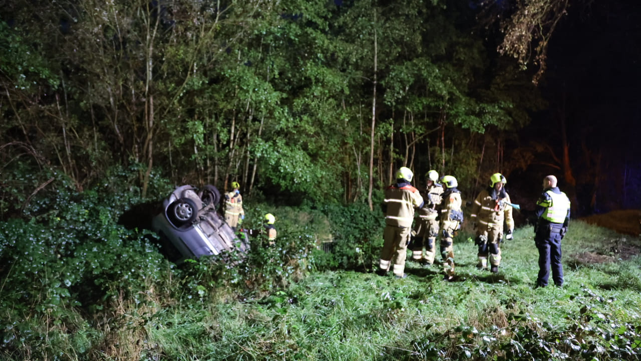Auto op kop in sloot in Uden, bestuurder spoorloos