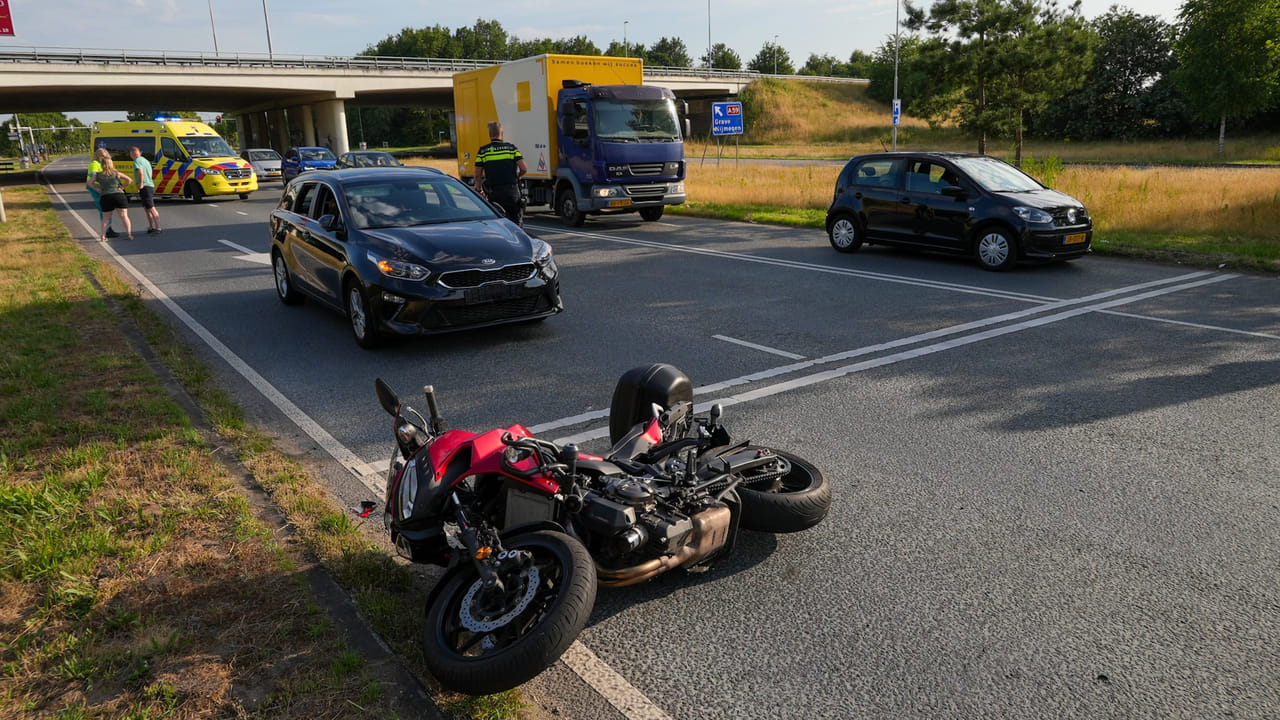 Auto botst achterop motorrijder bij stoplicht A59
