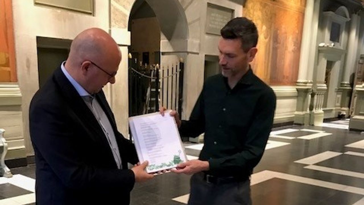 Burgemeester Jack Mikkers krijgt sinterklaascadeau van Bossche Klimaatcoalitie