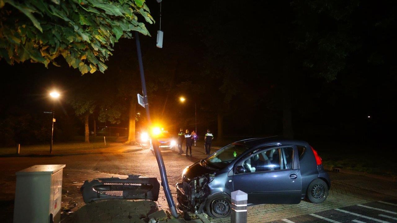 Auto botst tegen lantaarnpaal in Vught